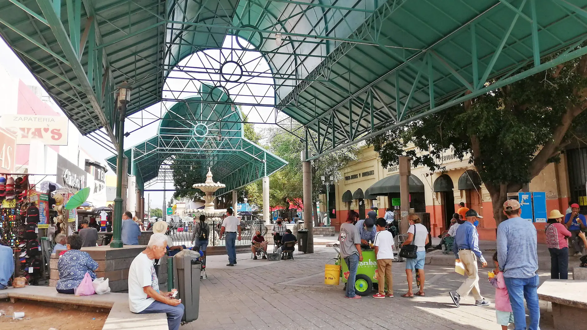 250820- Retiran vallas de Mercado Municipal- Anny Peñuñuri (3)